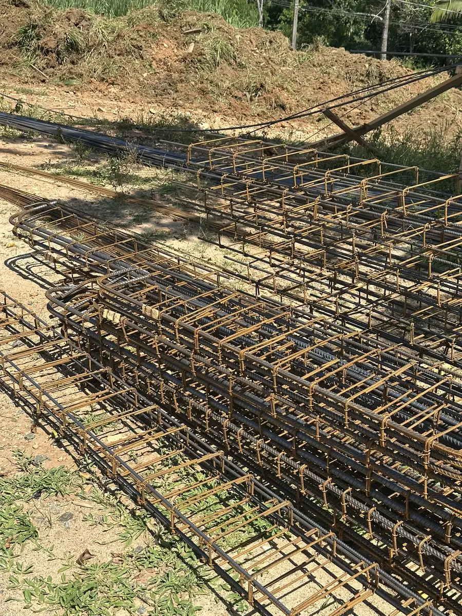 Armaduras de aço montadas e empilhadas no canteiro, prontas para a concretagem